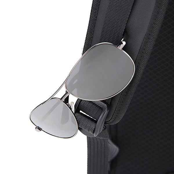 بند-آویز-عینک-روی-دست-کوله